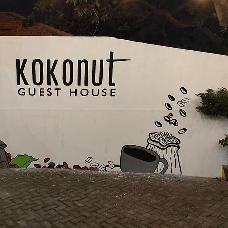 Kokonut Guesthouse سورابايا المظهر الخارجي الصورة