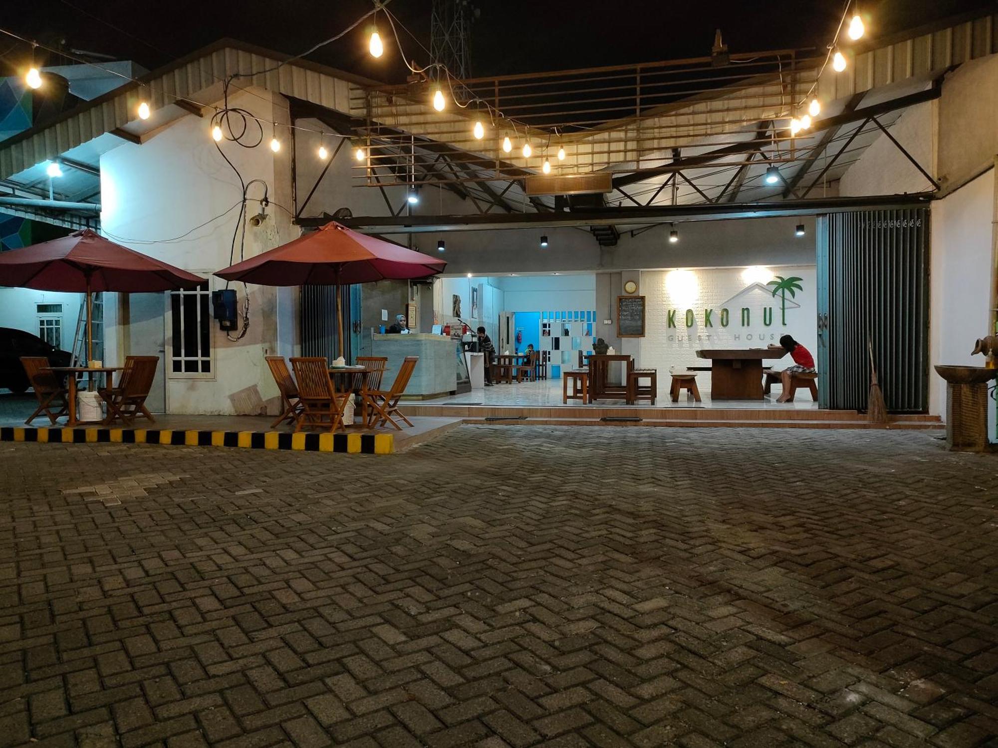 Kokonut Guesthouse سورابايا المظهر الخارجي الصورة