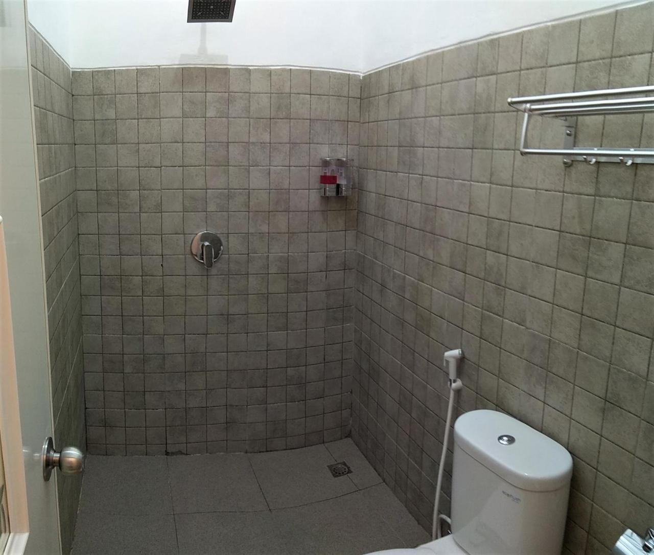 Kokonut Guesthouse سورابايا المظهر الخارجي الصورة